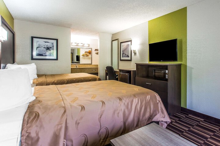 Room 10 of 28