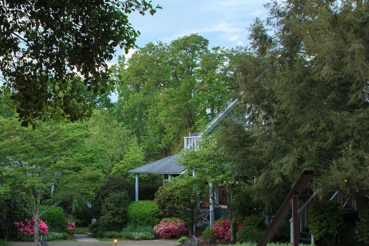 1906 Pine Crest Inn