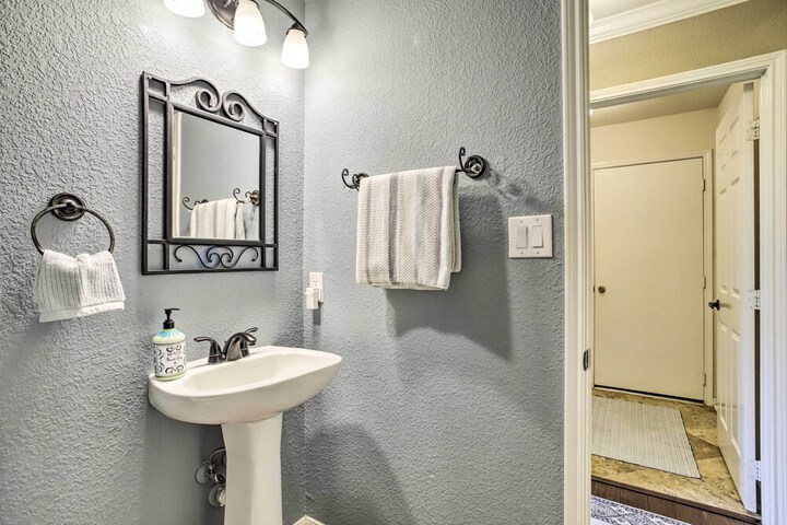 Luxe Home 30 Miles to Houston w / Pool & Grill