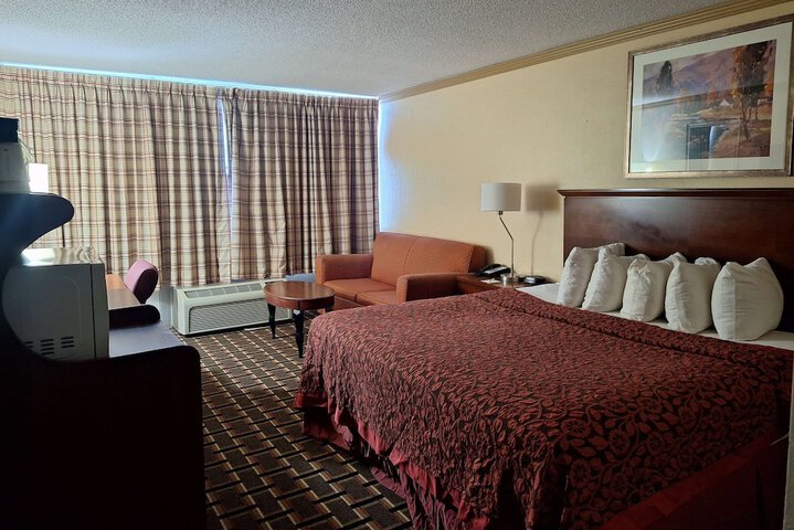 Room 12 of 25