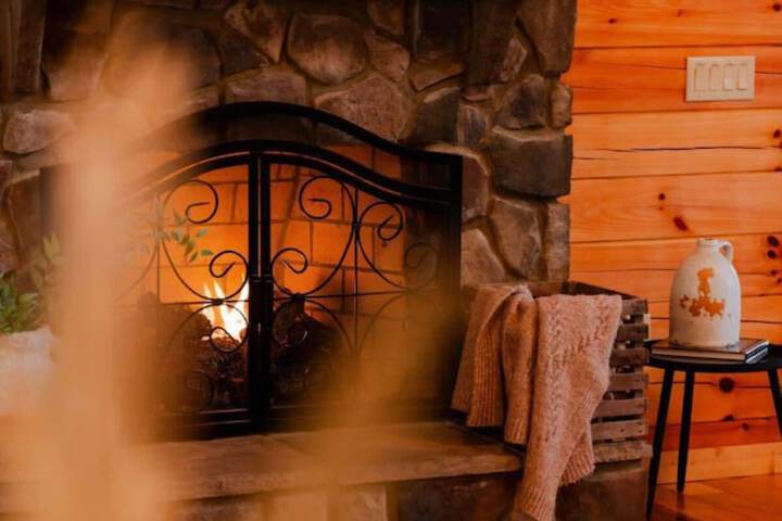 Sleeps 16! Luxury Cabin With Game Room & Hot Tub