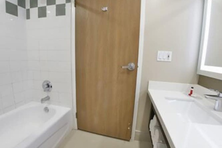 Super 8 by Wyndham Ajax / Toronto On