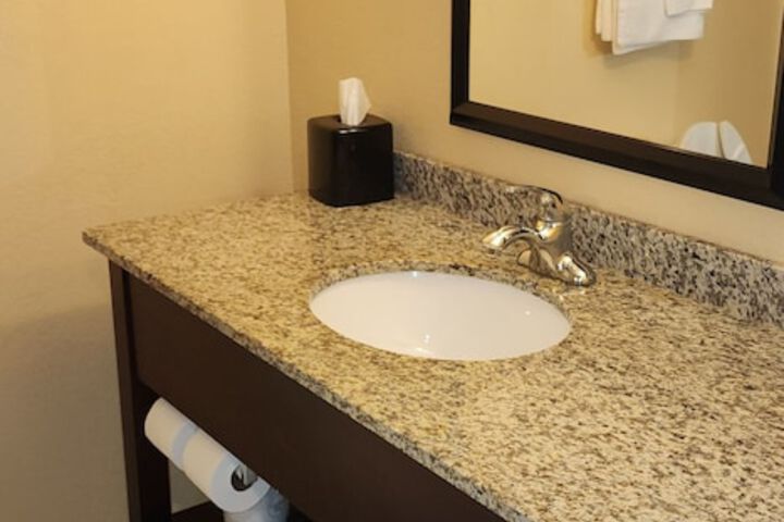 Quality Inn & Suites Bellville - Mansfield