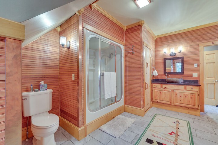 Ski-in / ski-out w/ Sauna in Jay Ski Peak Resort!