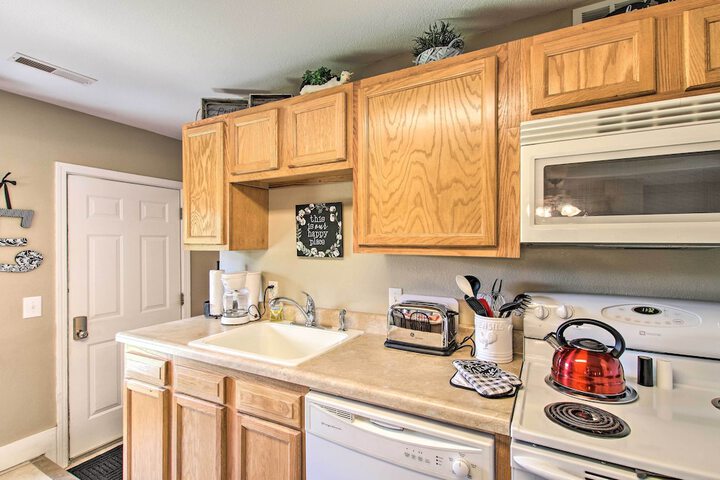 turtle Rock - Ironton Cabin w / Furnished Patio!