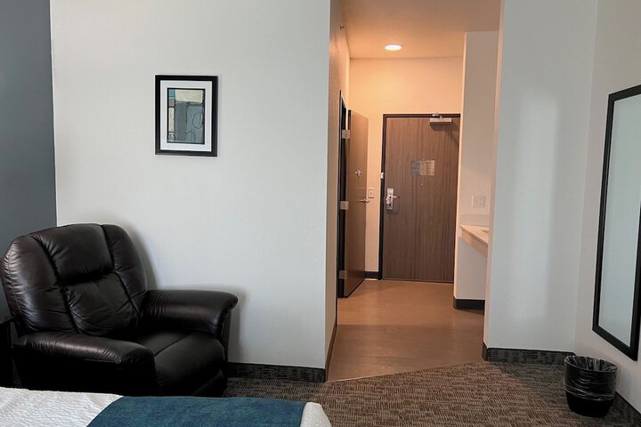The Grove Inn & Suites