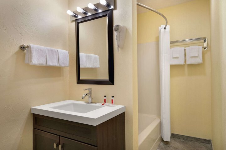 Room 10 of 34