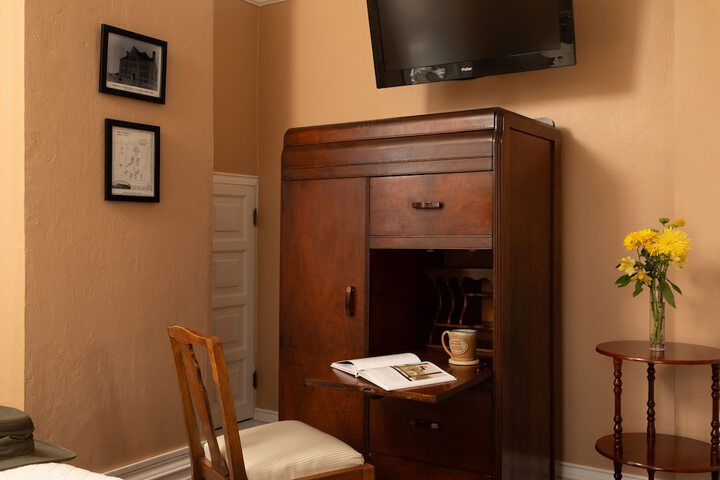 Room 6 of 25