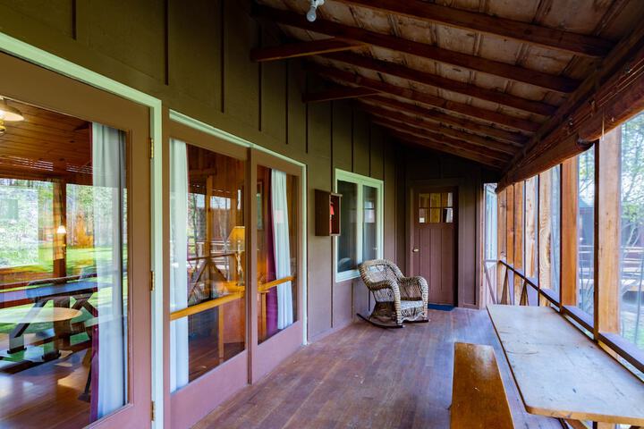 Lake Creek Lodge