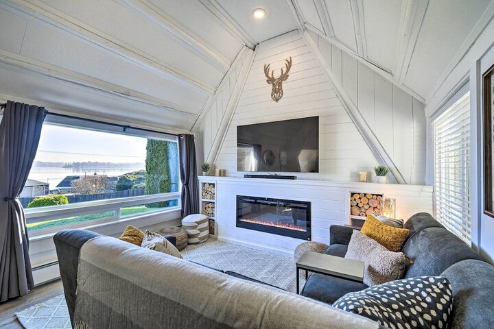 Puget Sound Cabin With Hot Tub and Water Views!