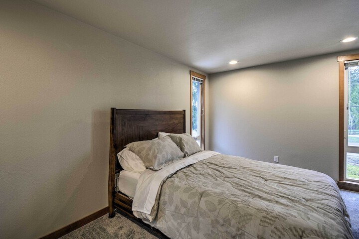 Luxurious Tacoma Retreat w / Quartz Countertops!