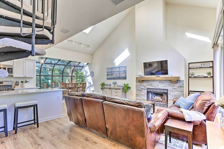 Gorgeous Vernon Township Condo w / Balcony!