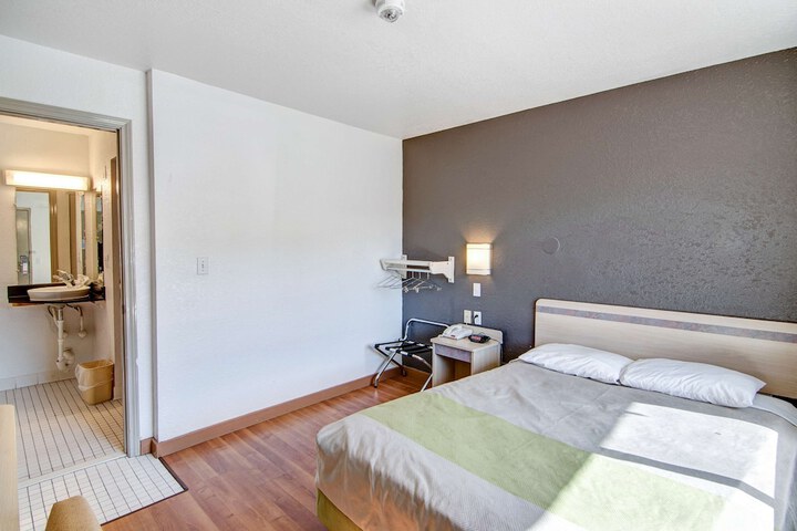 Room 27 of 28