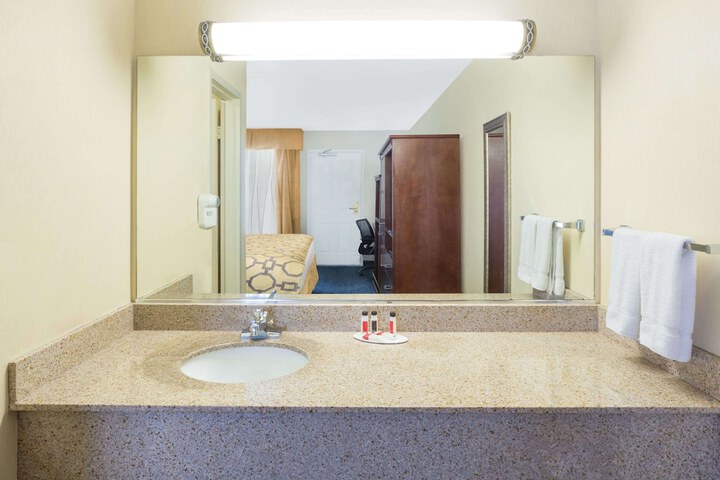 Room 16 of 28