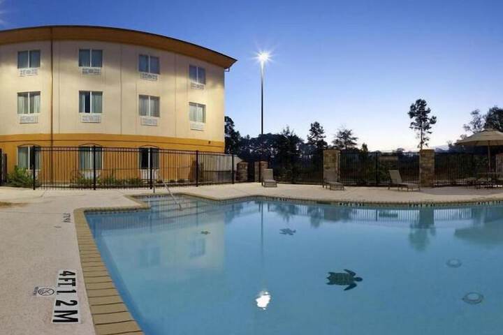 Holiday Inn Express & Suites Marshall by IHG