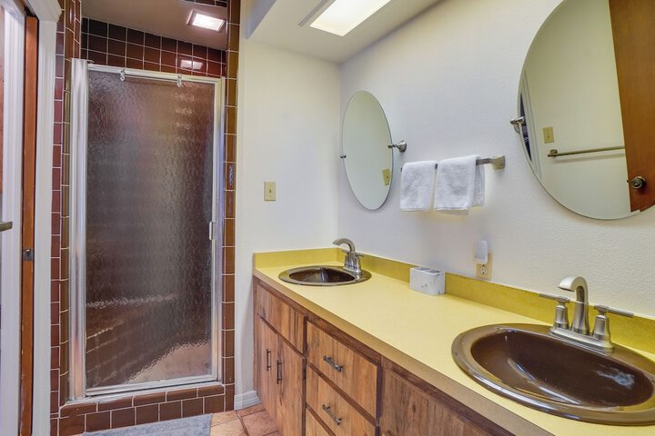 Walk to Restaurants: Downtown Leesburg Townhome!