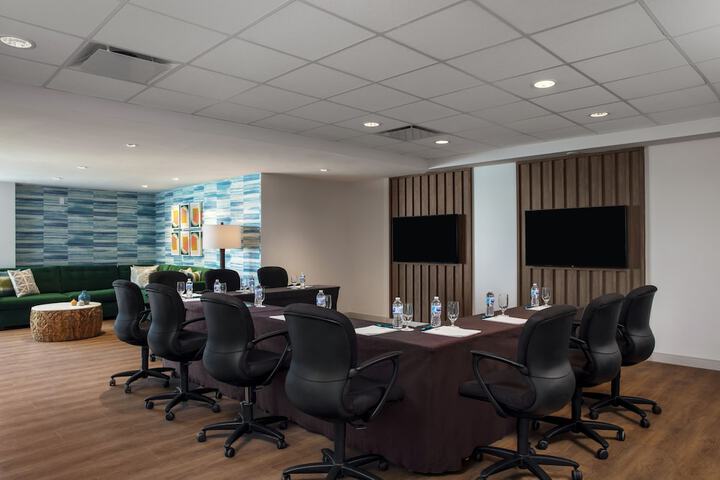Business Center 17 of 23