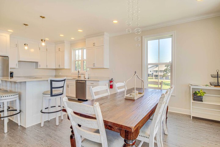 Walk to Beach: Oceanfront Home w / Outdoor Kitchen