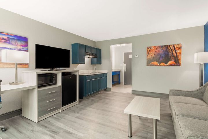 Best Western Plus Cleveland Inn & Suites