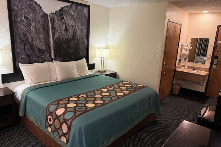 Super 8 by Wyndham Selma / Fresno Area