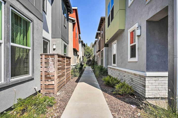 Pet-friendly Elk Grove Retreat w / Balcony!