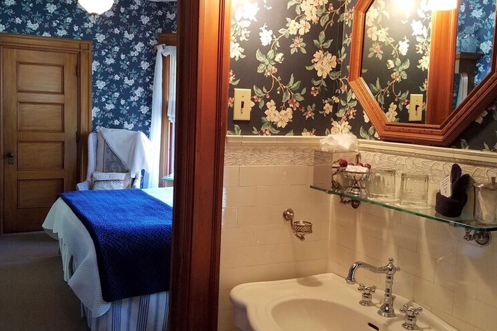 Room 28 of 98