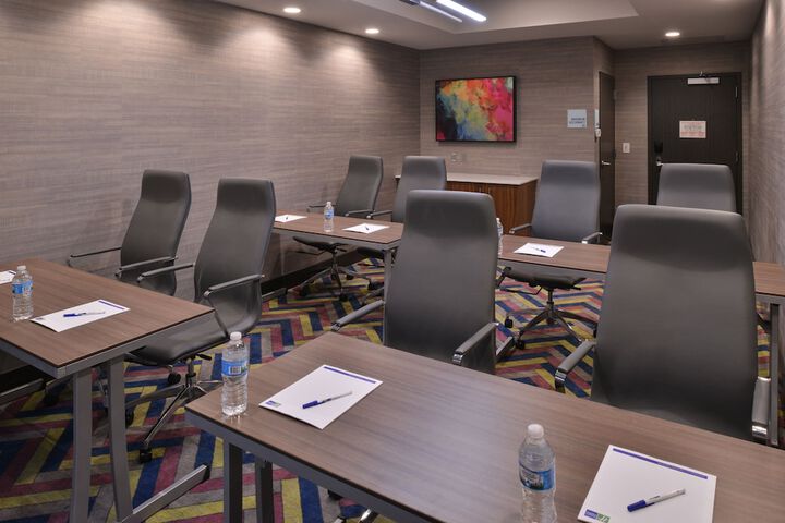 Holiday Inn Express & Suites Bryant - Benton Area by IHG