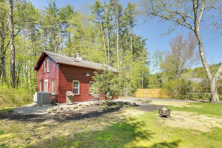 Updated / pet-friendly Cabin by Hikes and Woodstock!