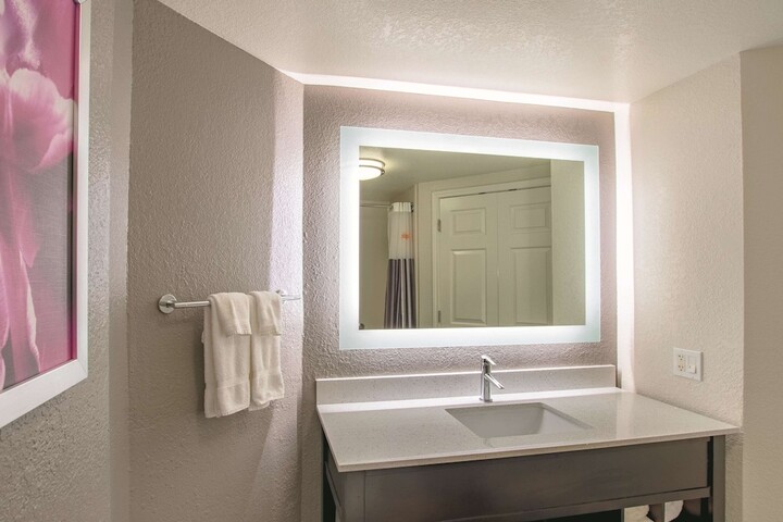 Room 32 of 44