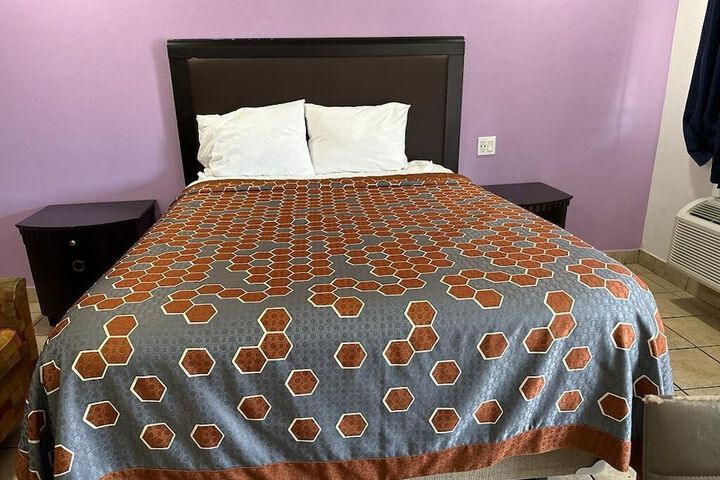Room 8 of 33