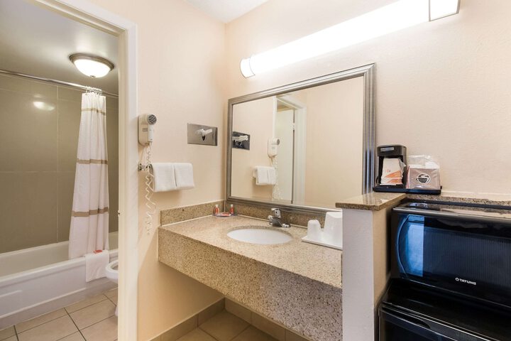 Room 10 of 27