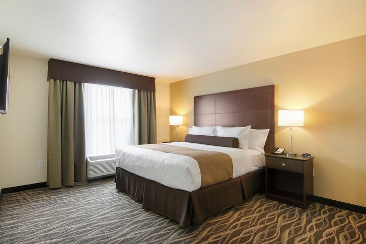 Cobblestone Inn & Suites at UW Stout Downtown Menomonie
