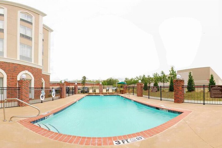 Comfort Suites Flowood - Jackson Airport (must meet transportation requirement)