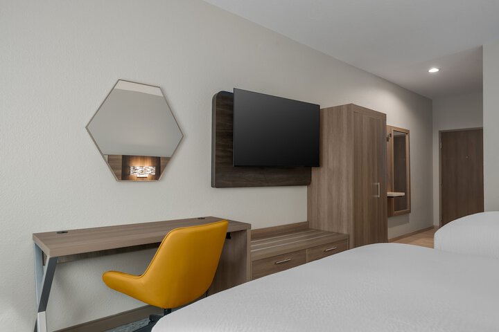 Holiday Inn Express & Suites Alexandria by IHG