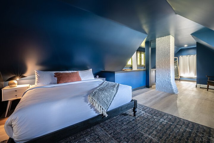 Room 33 of 49