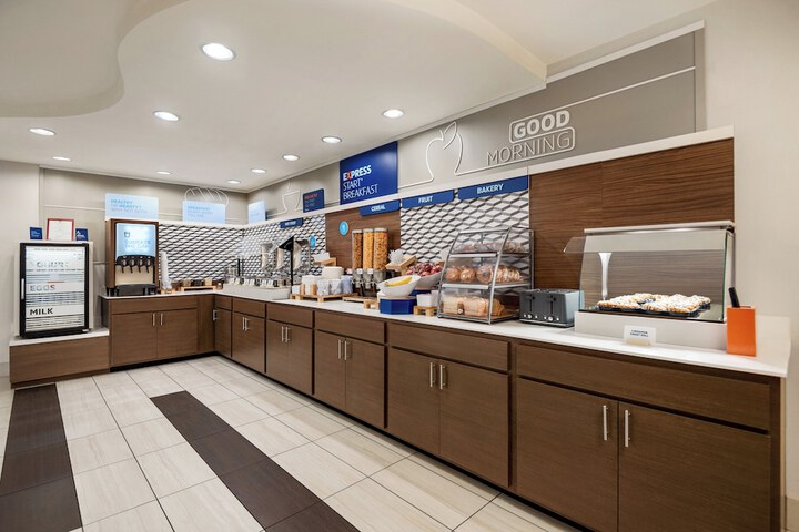 Holiday Inn Express Hotel & Suites Fredericksburg by IHG
