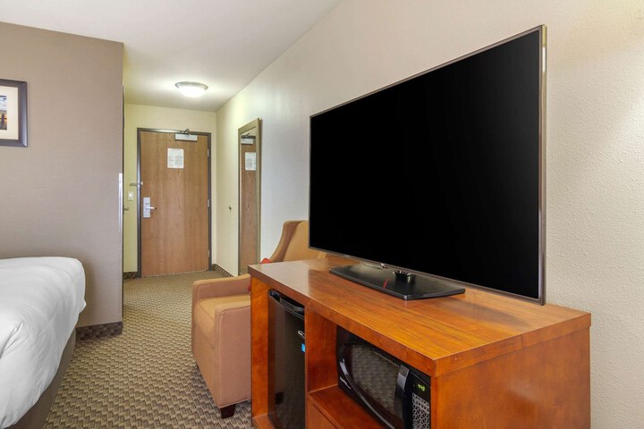 Room 28 of 35