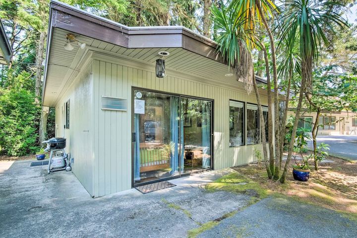 Coos Bay Cottage w / Fireplace & BBQ Patio!