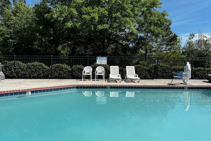 Super 8 by Wyndham Slidell