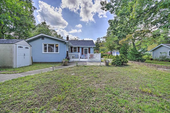 Dog-friendly Waretown Home w / Furnished Deck!
