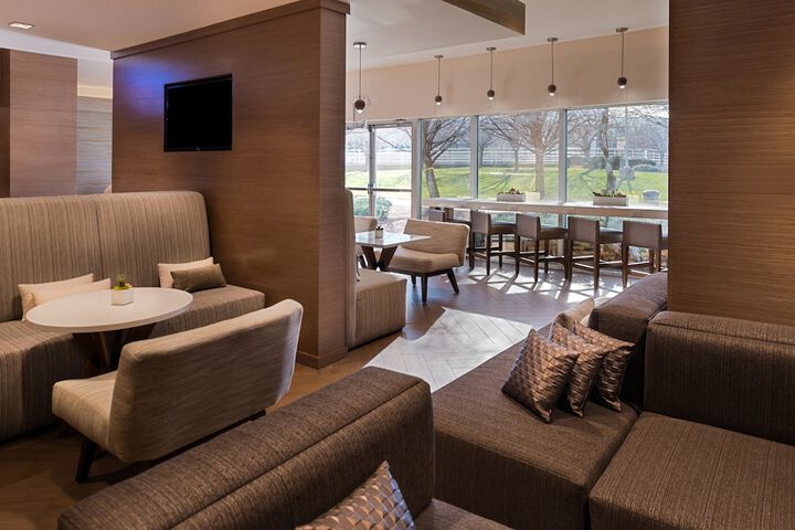 Lounge 27 of 37