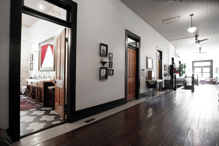Ballroom/Hall 58 of 60