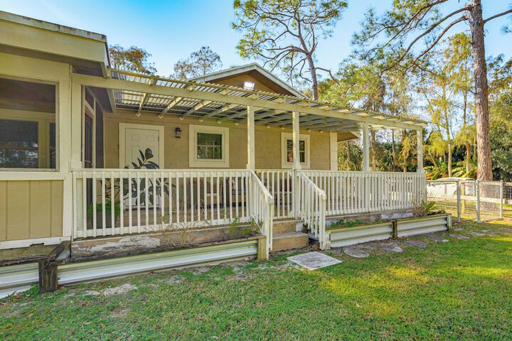 Peaceful Loxahatchee Apartment w / Covered Porch