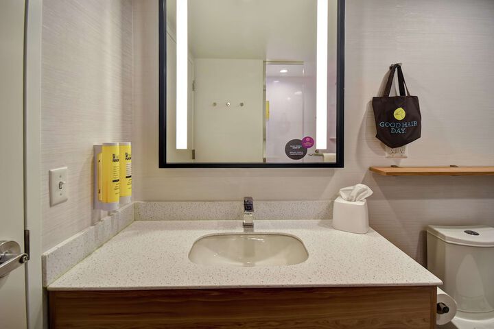 Tru by Hilton Sterling Heights Detroit