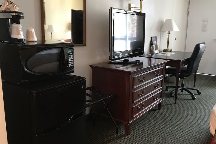 Carmel Inn & Suites