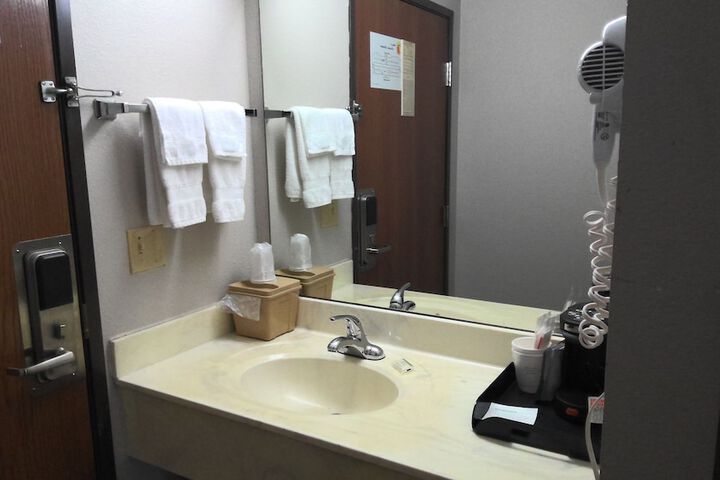 Super 8 by Wyndham Claremore OK