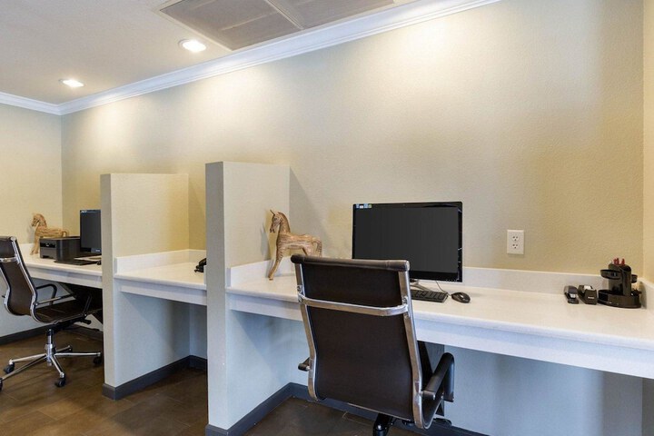 Business Center 51 of 52