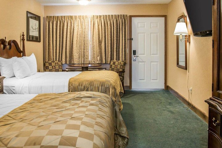 Clarion Hotel Mackinaw City Beachfront