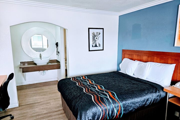 Room 25 of 27