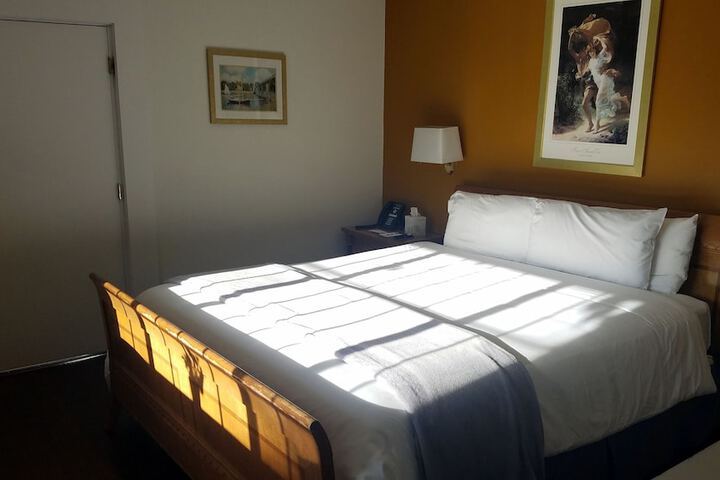 Malibu Country Inn